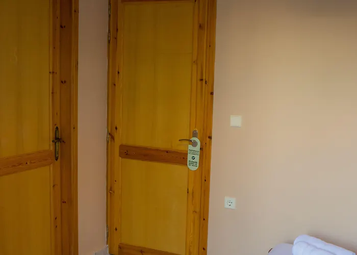 Act Art * העיירה סקיאתוס